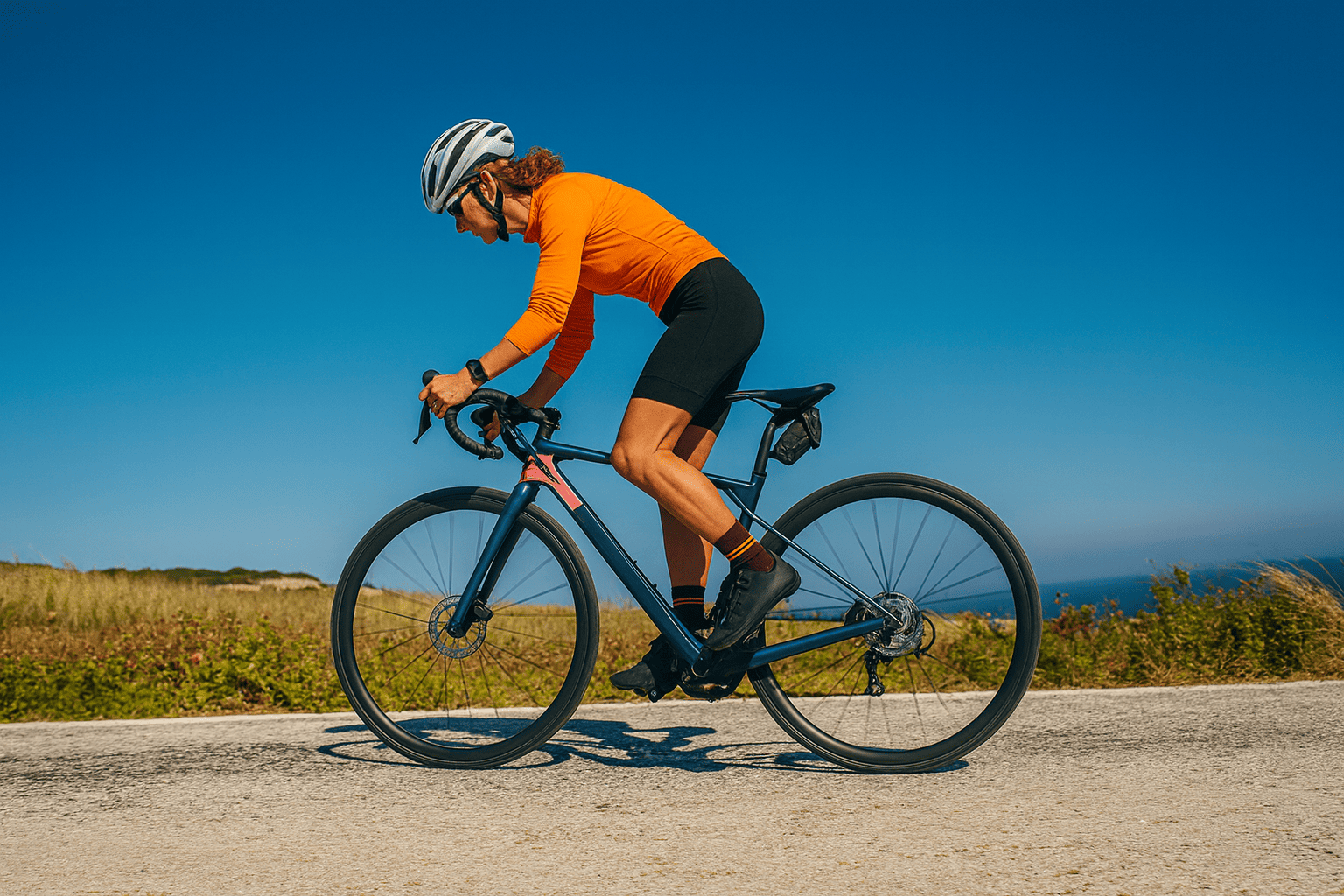 Ciclista su strada italiana al tramonto